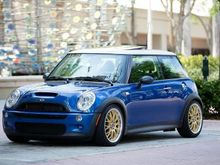 can anyone Photoshop this Mini to be white with black roof/top?