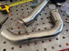 This is what the front lower part of the manifold looks like. The other pipe is for the rear manifold.