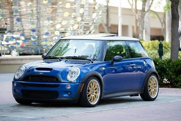 can anyone Photoshop this Mini to be white with black roof/top?