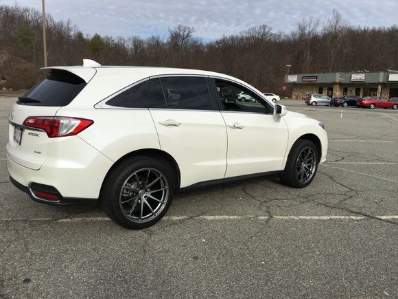 Quick shot of my new wheels.  Volk racing G25 prism 20x9.5 +40 fronts and 20X10 + 30 rears wrapped in Continental DWS06 275/40 r20.  Big thanks to Bobinator for these wheels!