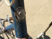 Round headbadge. 