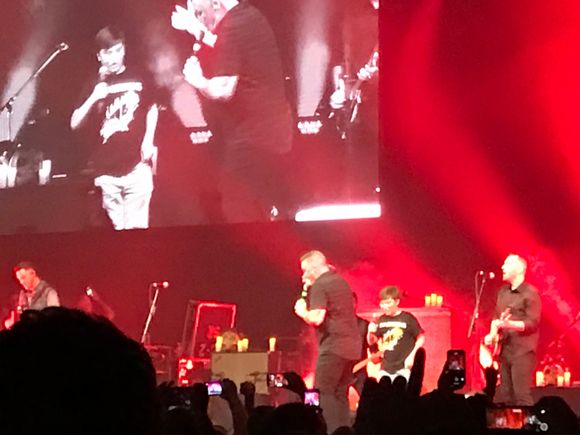 Kid from the audience singing Rose Tattoo 