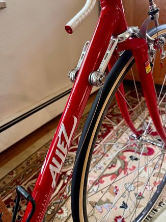Used some early Suntour Superbe levers, in a nod to the SE version, always liked the drilled look on these...