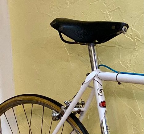 Chas’s old 1969 TDF with the willow leaf stay cap. It’s quite pronounced in a photo of a white frame