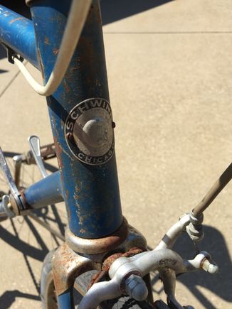 Round headbadge. 