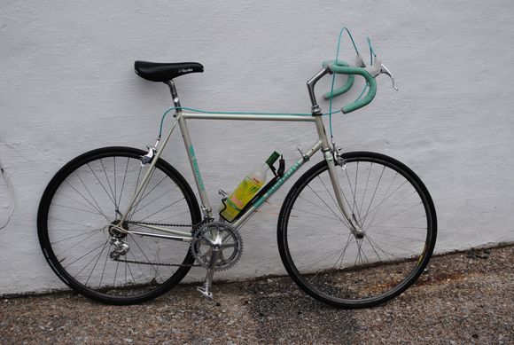 Thisis the '87 Mondiale I had and as I said it rode well but was just a bit small.  Also not how white it looks   