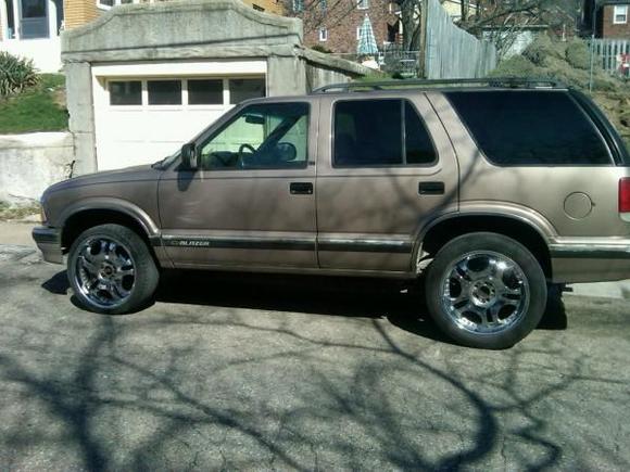 blazer driver side 245/35-20's up front 275/45-20's in the rear helo spec chrome 20's very dirty but still a nice lookin pic