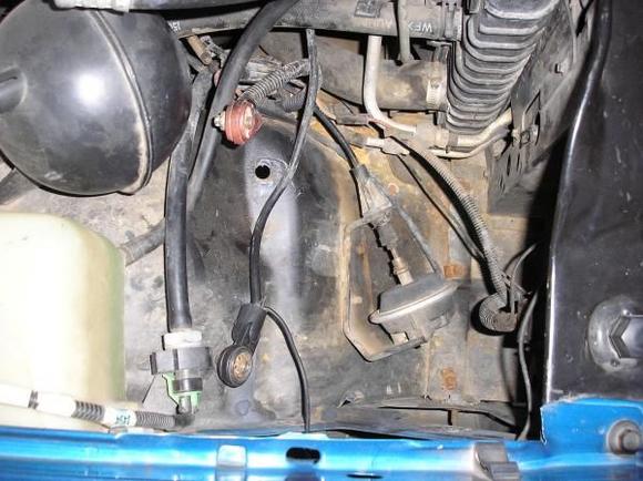 4WD Vacuum Actuator located under the battery holder, pulls the cable to engage the front axle