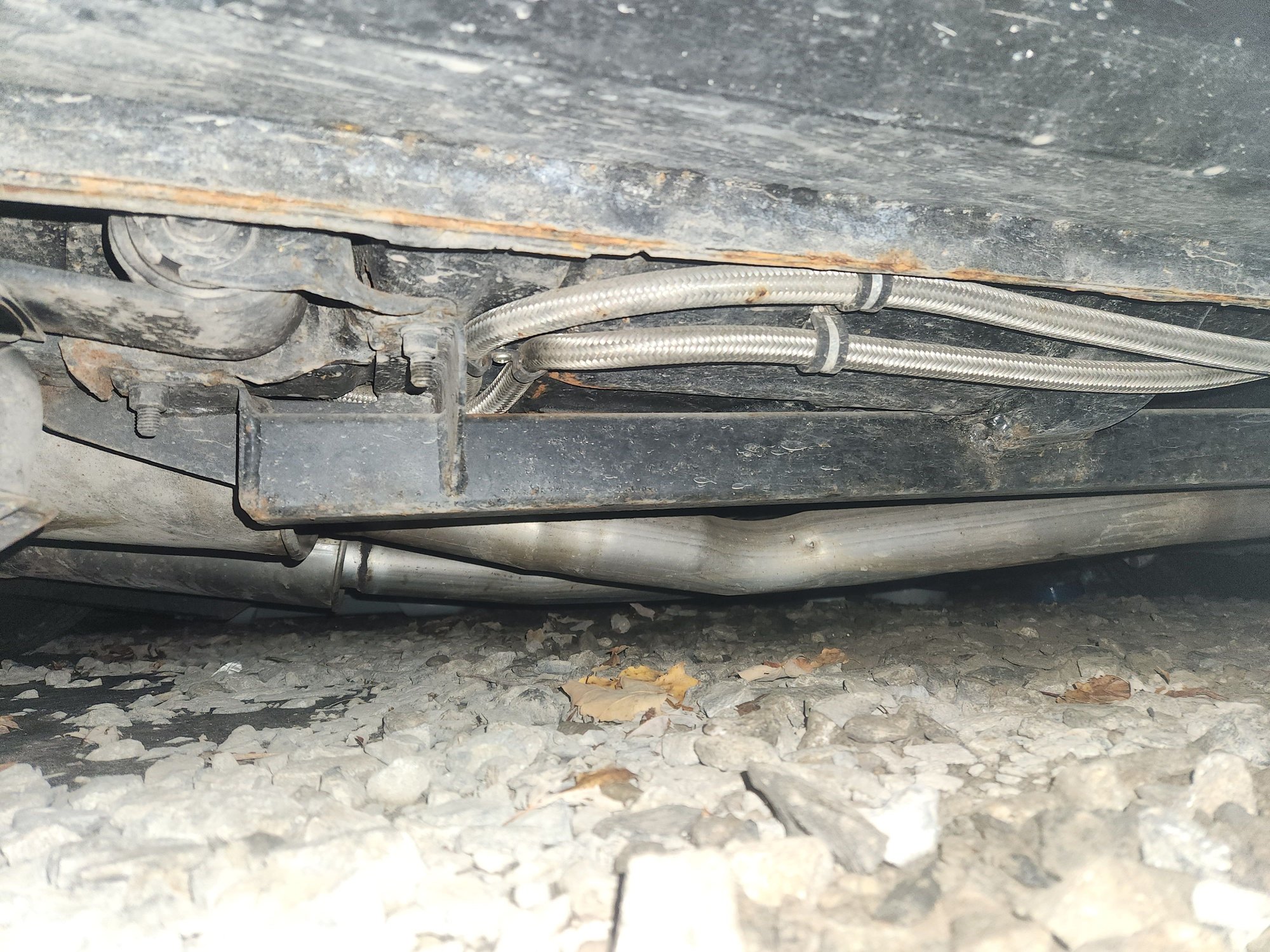 This is one of the traction bars i believe. 
