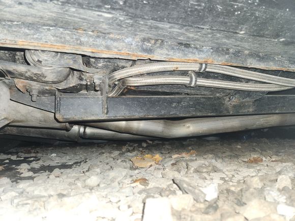 This is one of the traction bars i believe. 