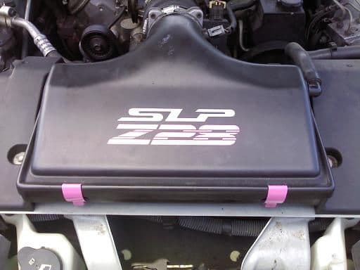 painted the air lid clips pink to match my pink Z28 sticker and pink oil dipstick &amp; tube.