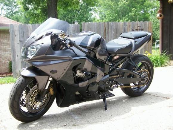 Lowered  1 3/4 front 3 rear, stretched 6, erion full exhaust, pc3,  vortex sprokets 45t rear 15 front, hyperpro damper, pazzo levers, sato rearsets, LED integrated rear signals, speedohealer, sargent seats, vortex sliders, SS brake lines, 954 swingarm, everything powdered sable black