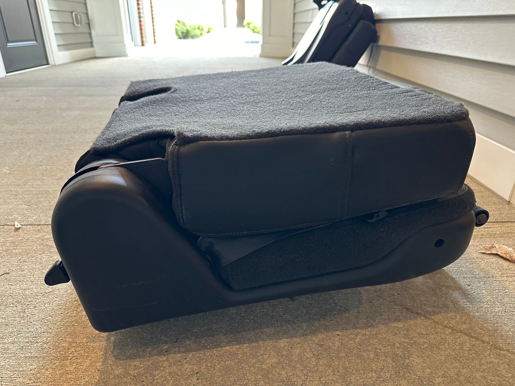 Interior/Upholstery - 2011 Surburban 3rd row Seats - Used - 2011 Chevrolet All Models - Powell, OH 43065, United States