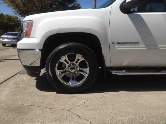 2007 Sierra Crew Cab (with 18 in. KMC XD Series Crank Chrome Plated  Wheels) front fender view