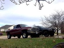 The Jeep on the right is my brothers 99 Grand Cherokee 4.7 Limited