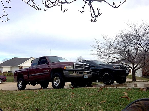 The Jeep on the right is my brothers 99 Grand Cherokee 4.7 Limited