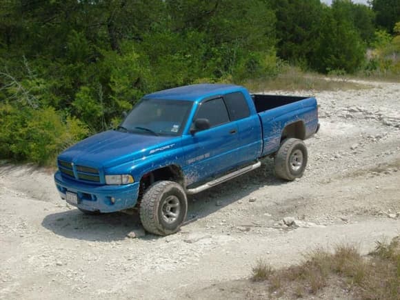 5.2L.,5&quot;lift,35&quot;pro-comp extreme all-terrains....4.56 gears
I am selling my truck for 6500 if anyone is interested just message me.113,xxx miles