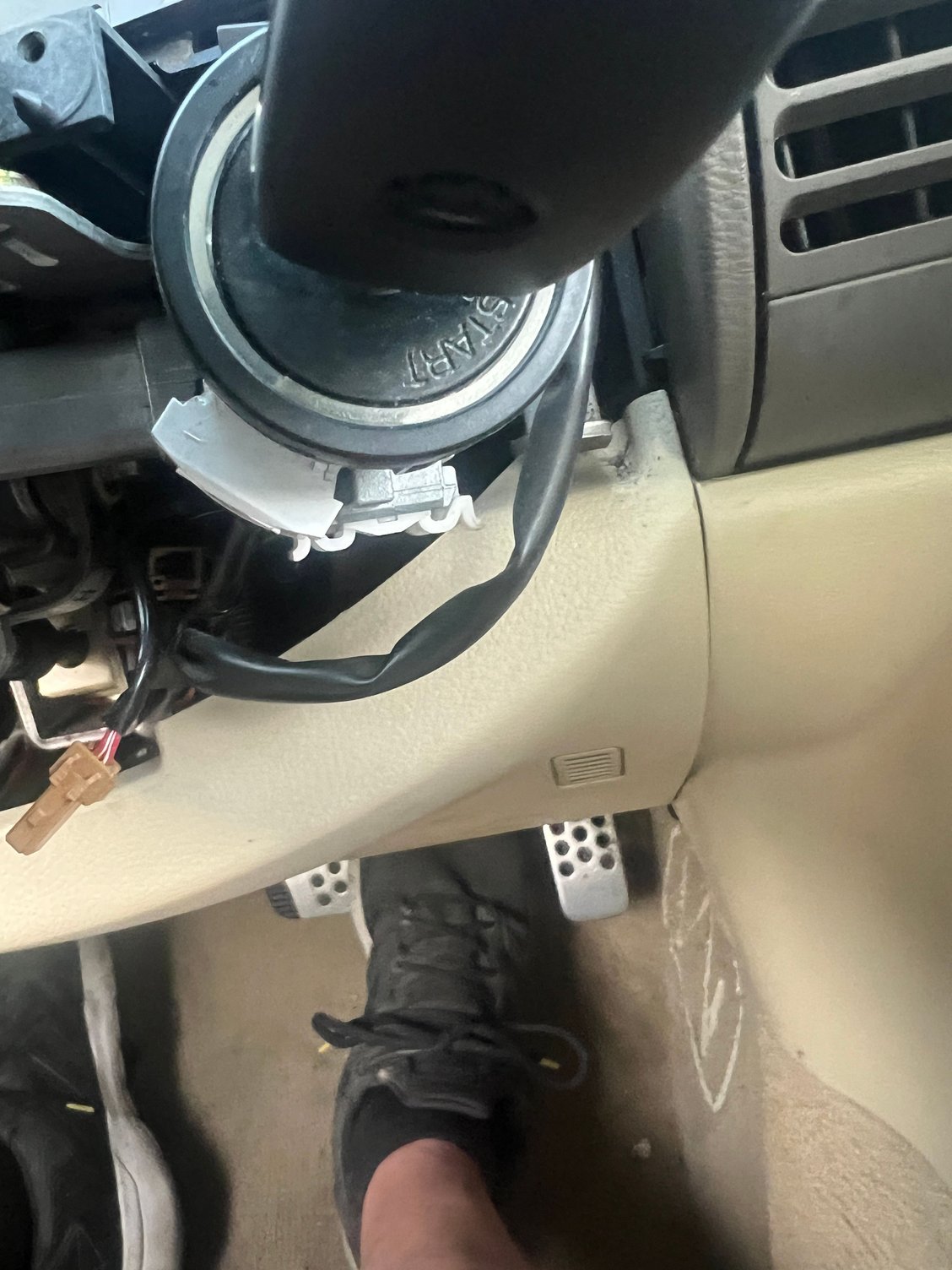 White sensor for VATS around the 7 oclock position on the ignition. 