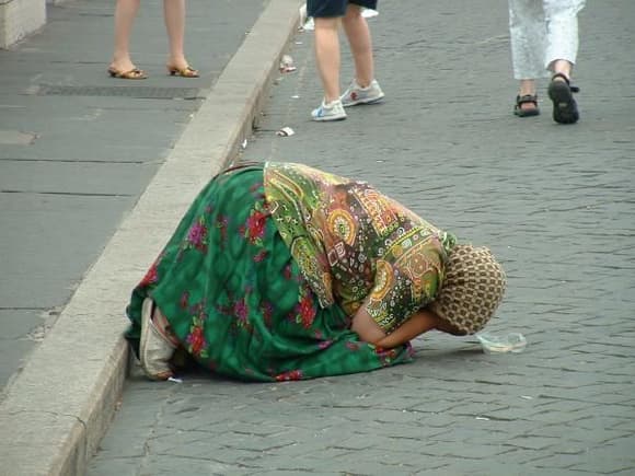 Romanian gypsy on bridge in Rome (2006)