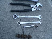 Replacing old front sway bar end links and bushings.