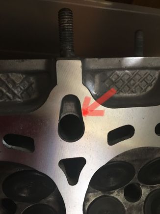 Notice there isn’t a separate path for oil to flow into. Although in the block, there is a separate path for the oil flowing upwards, it looks like the oil would hit the material and go around the bolt. But of course there is a washer on top of the bolt, so the oil must flow to the side.