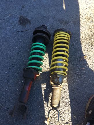 New GR-2 vs Old blown stockies. As you can see the bottom on the stock ef shock (red) is larger than the GR-2. I believe I will be able to get it to fit without breaking it up so we will see what happens.