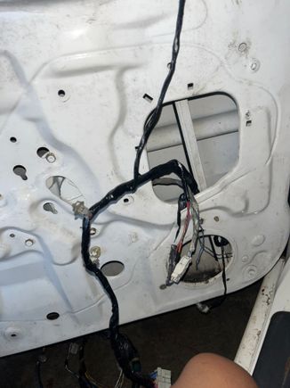 cant find any extra wire on the driver door harness on ek2 chassis 
