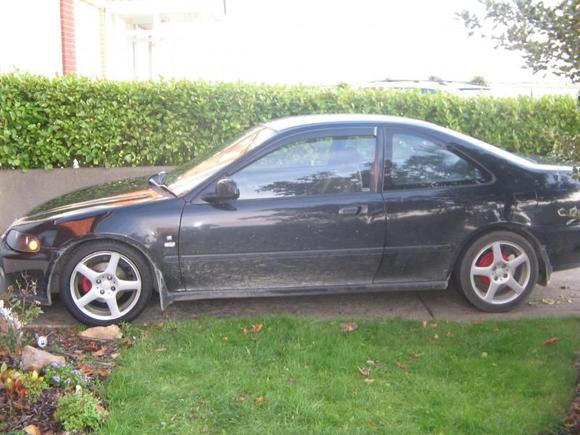 side view. I really should of cleaned the car before these pics its filthy! haha