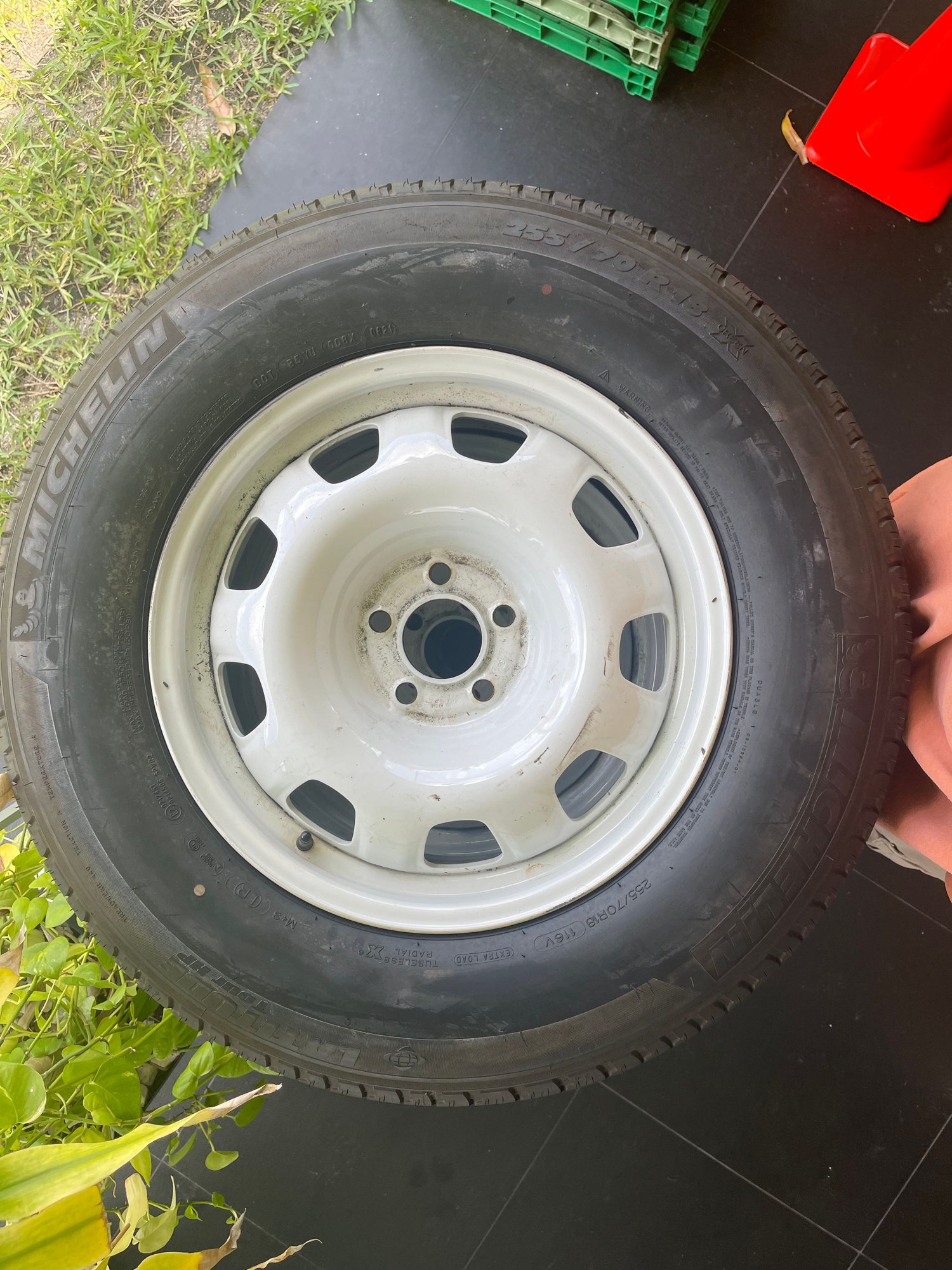 Drivetrain - 5 white steel wheels with Michelin tires,lug nuts and center caps - Used - 2020 to 2024 Land Rover Defender 110 - Miramar, FL 33023, United States