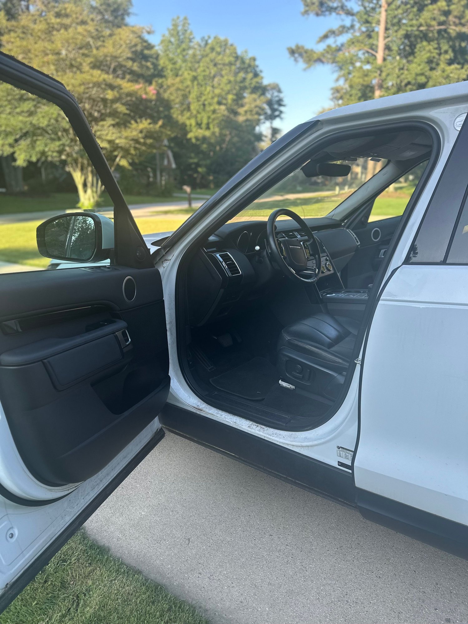2019 Land Rover Discovery - 2019 Land Rover Discovery for sale - Used - VIN SALRG2RV6KA093982 - 97,000 Miles - 6 cyl - 4WD - Automatic - Truck - White - Powder Springs, GA 30127, United States