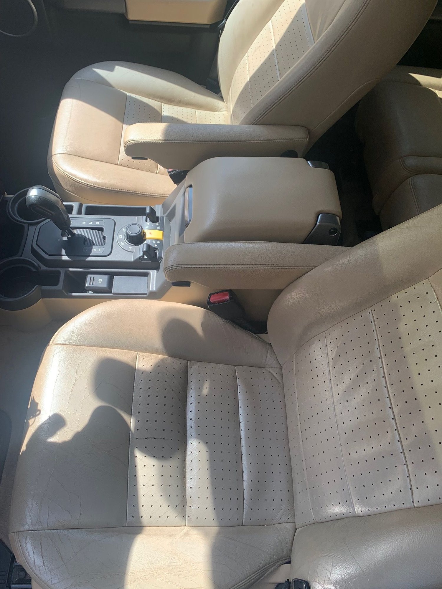 2006 Land Rover LR3 - 2006 LR3 HSE 7-seater - HD package (locking Diff) - 173K miles - Asheville NC - Used - VIN salag25426a352127 - 173,200 Miles - 8 cyl - 4WD - Automatic - SUV - Silver - Asheville, NC 28739, United States