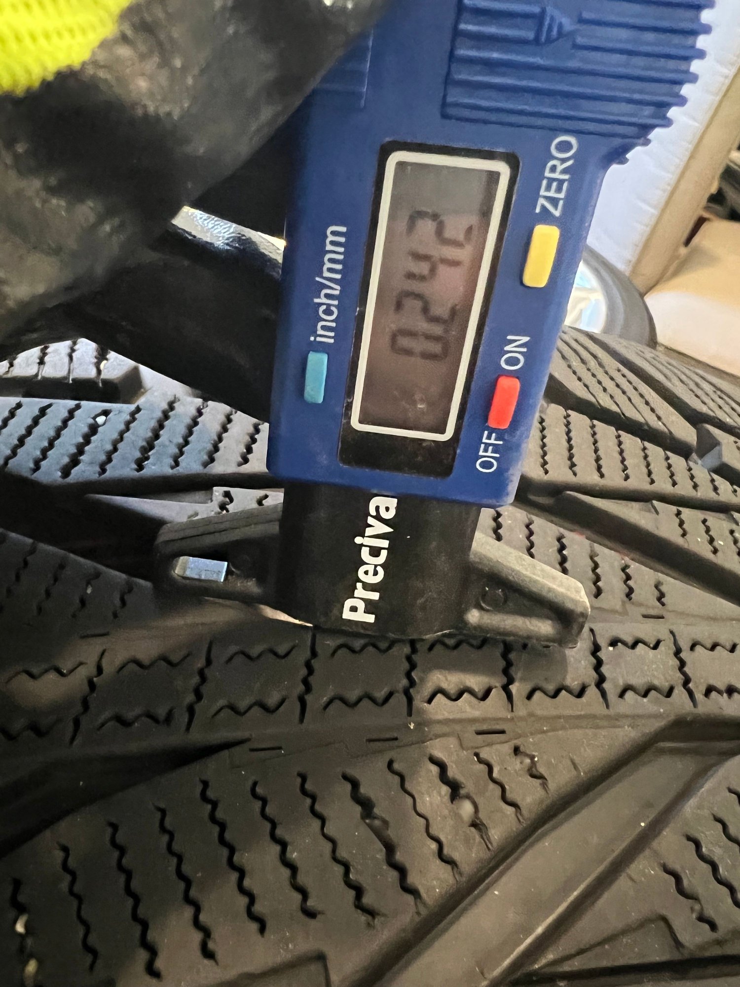 Wheels and Tires/Axles - OEM Land Rover 20" (LR030172) Wheels with Nokian Snow Tires - Fantastic Condition! - Used - 2006 to 2021 Land Rover All Models - New Canaan, CT 06840, United States