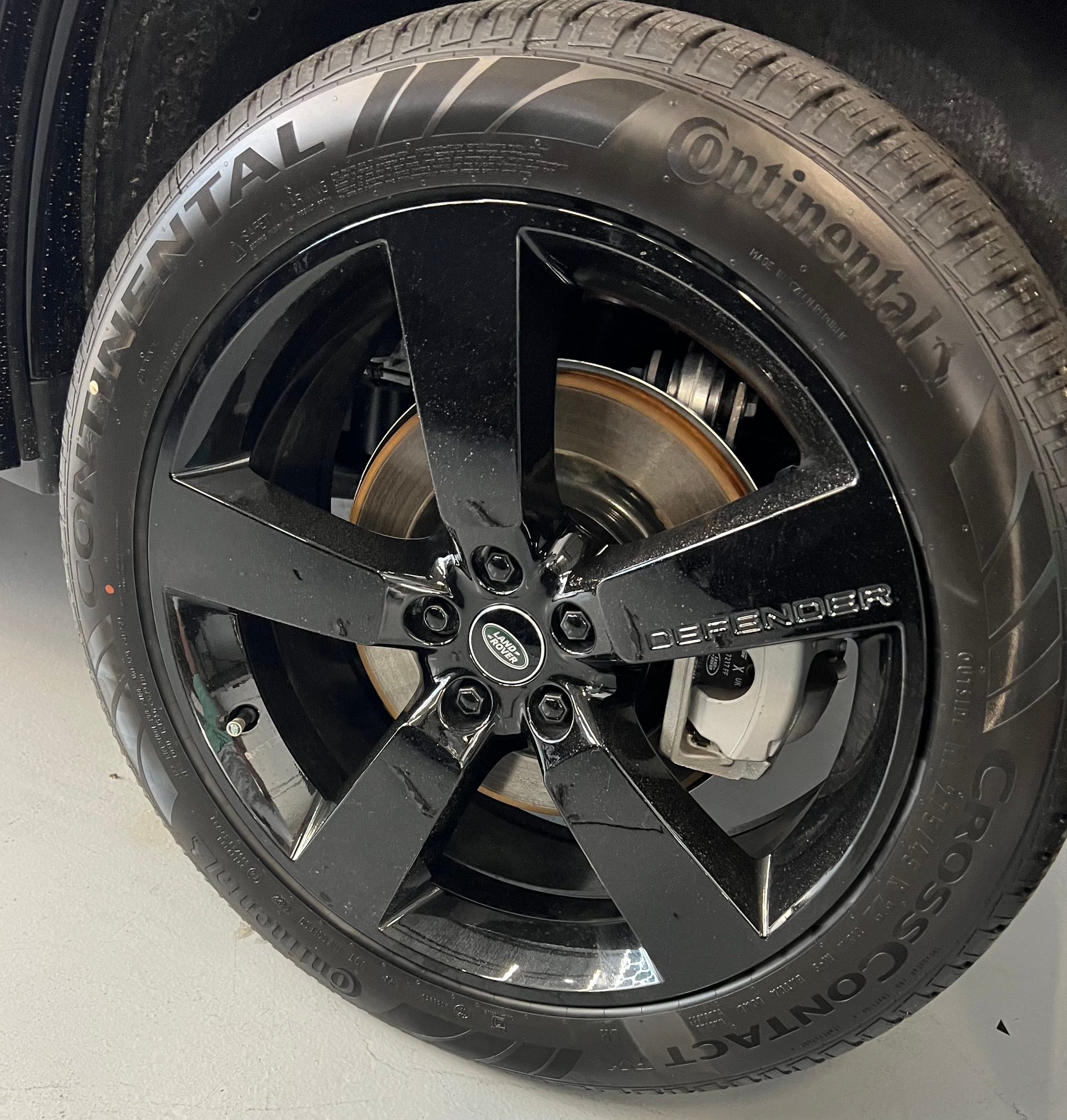 Wheels and Tires/Axles - Land Rover Defender Factory OEM 22" set 5 Gloss Wheels, Tires, carbon fiber interior - New - 2020 to 2024 Land Rover Defender 110 - Boca Raton, FL 33496, United States