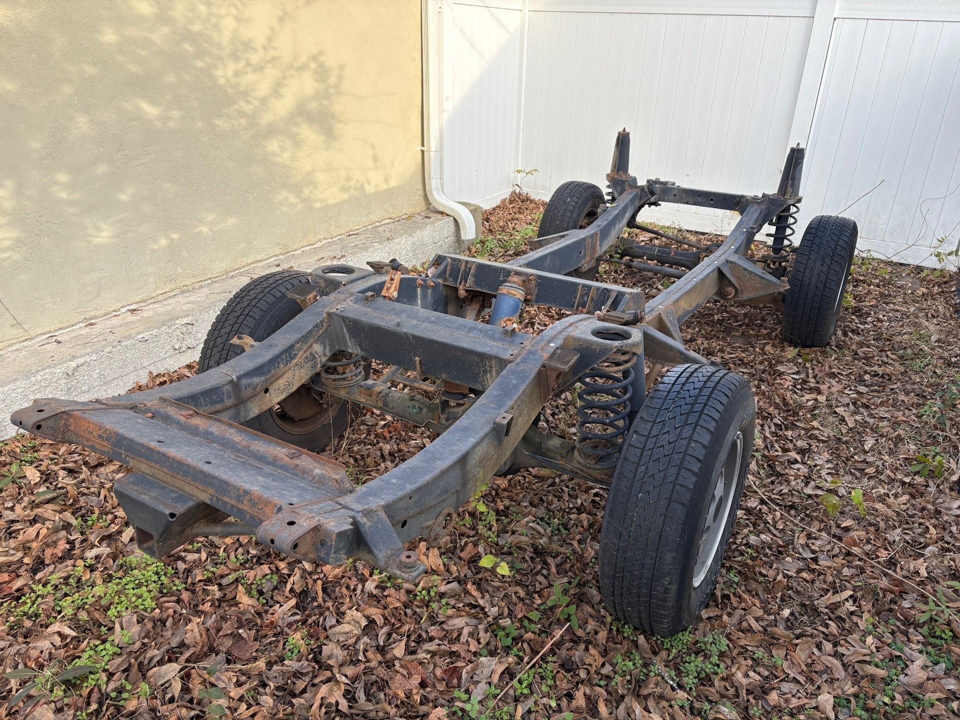 1988 Land Rover Range Rover - 1988 Land Rover Range Rover Classic Rolling Chassis / Frame with Title - Used - VIN SALHV1146JA312811 - Greer, SC 29650, United States