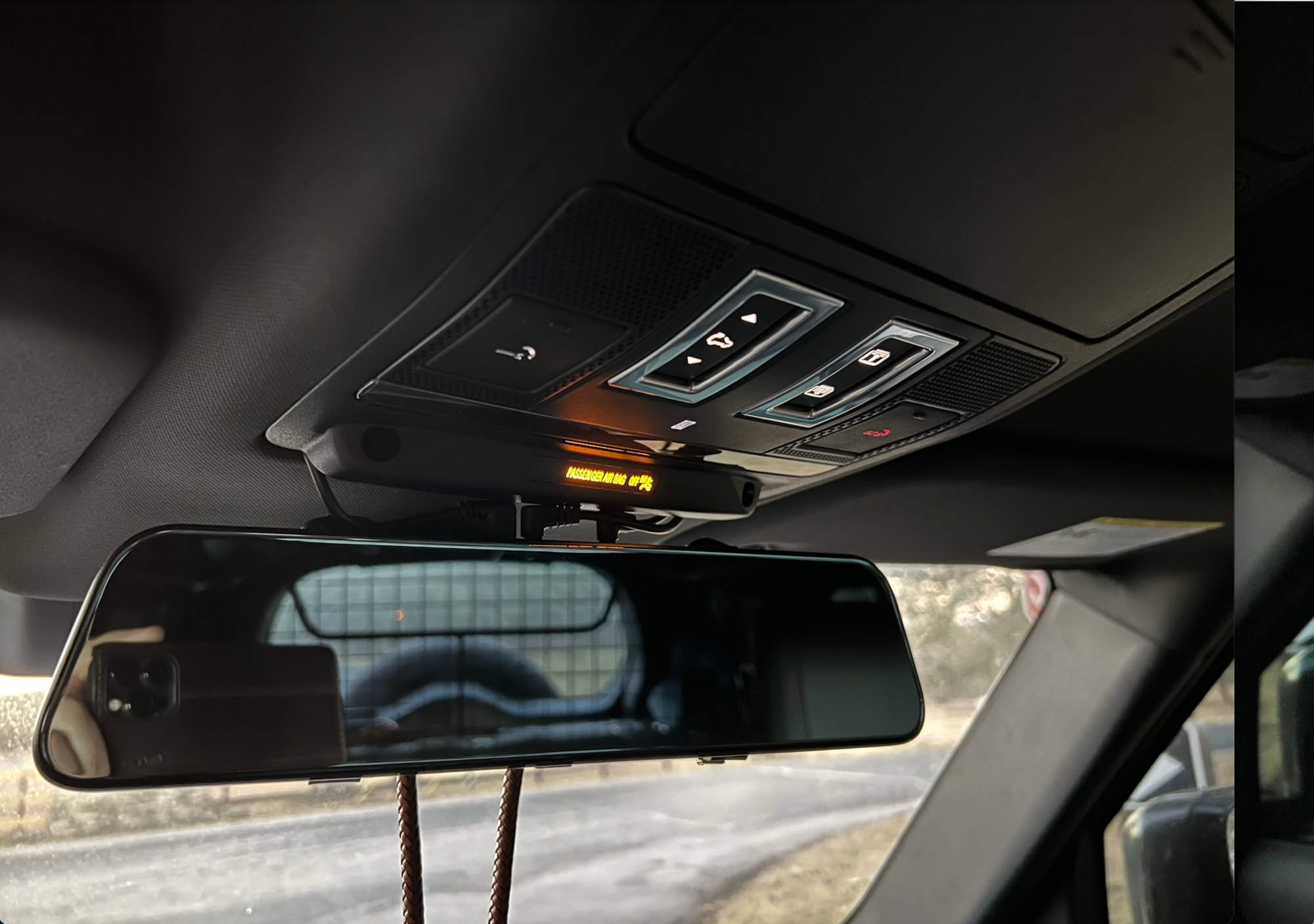 How ClearSight interior rear-view mirror on the new Land Rover
