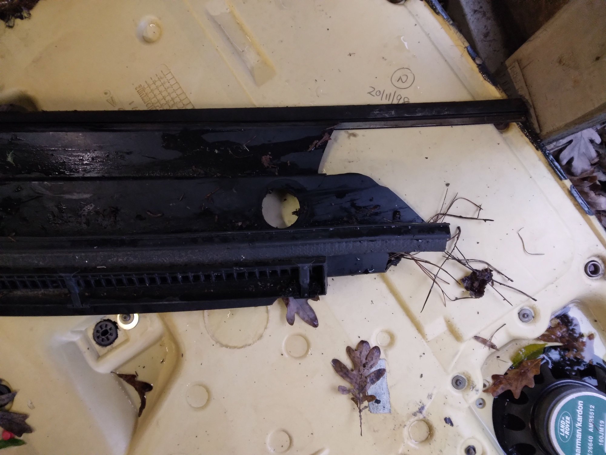 Exterior Body Parts - I need a broken disco 2 windshield cowl - Used - 1999 to 2004 Land Rover Discovery - Greenville, SC 29611, United States