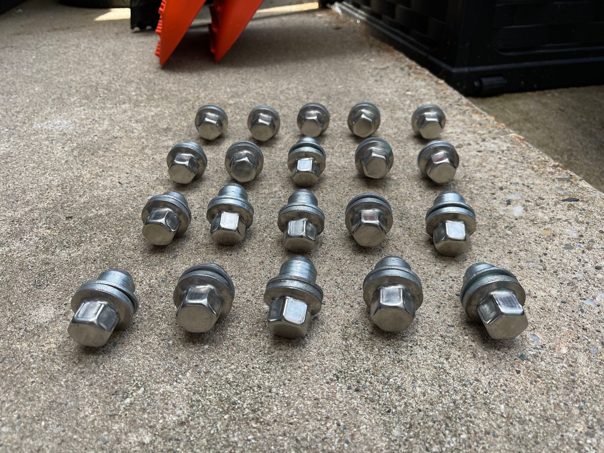 Wheels and Tires/Axles - Genuine oem wheel lug nuts full set of 20 for lr4 se & hse & hse7--rrd500510 - Used - 2010 to 2016 Land Rover LR4 - Nyc, NY 10312, United States