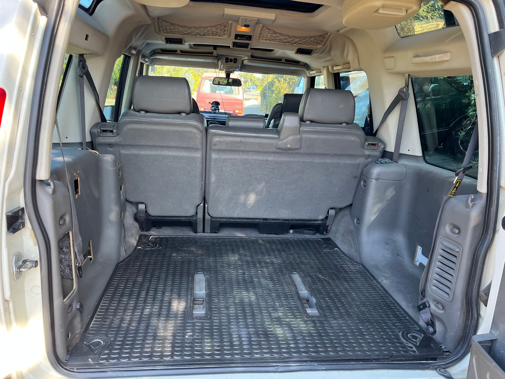 2000 Land Rover Discovery - 2000 Land Rover Discovery 2 SE7 - Used - VIN SALTY1540YA241322 - 203,000 Miles - 8 cyl - 4WD - Automatic - SUV - White - Castro Valley, CA 94552, United States