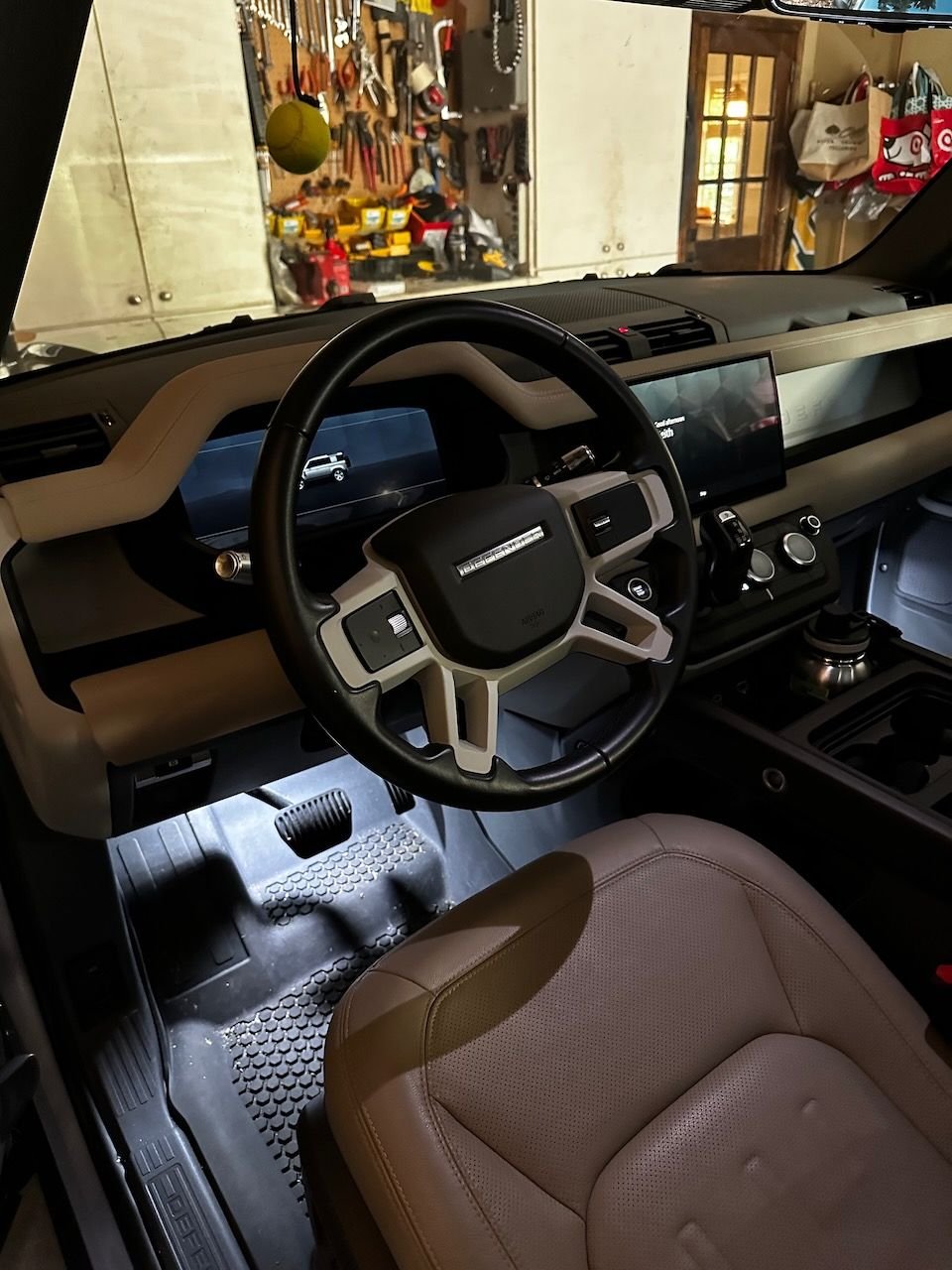 2022 Land Rover Defender - 2022 Defender 110 SE with all the extras + ext warranty - Used - VIN SALEP7RU7N2069448 - 25,200 Miles - 6 cyl - 4WD - Automatic - SUV - Silver - Little Rock, AR 72207, United States