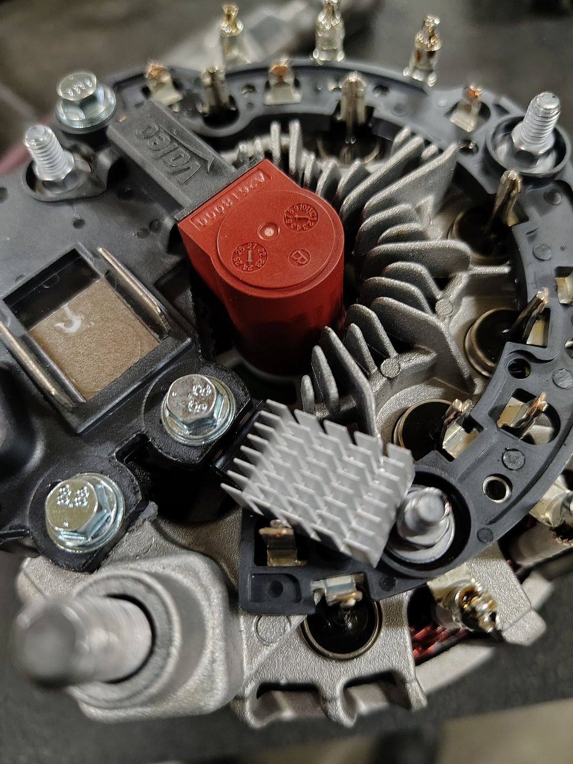This is what the back of the new alternator locked like after I took it off an popped the back cover off