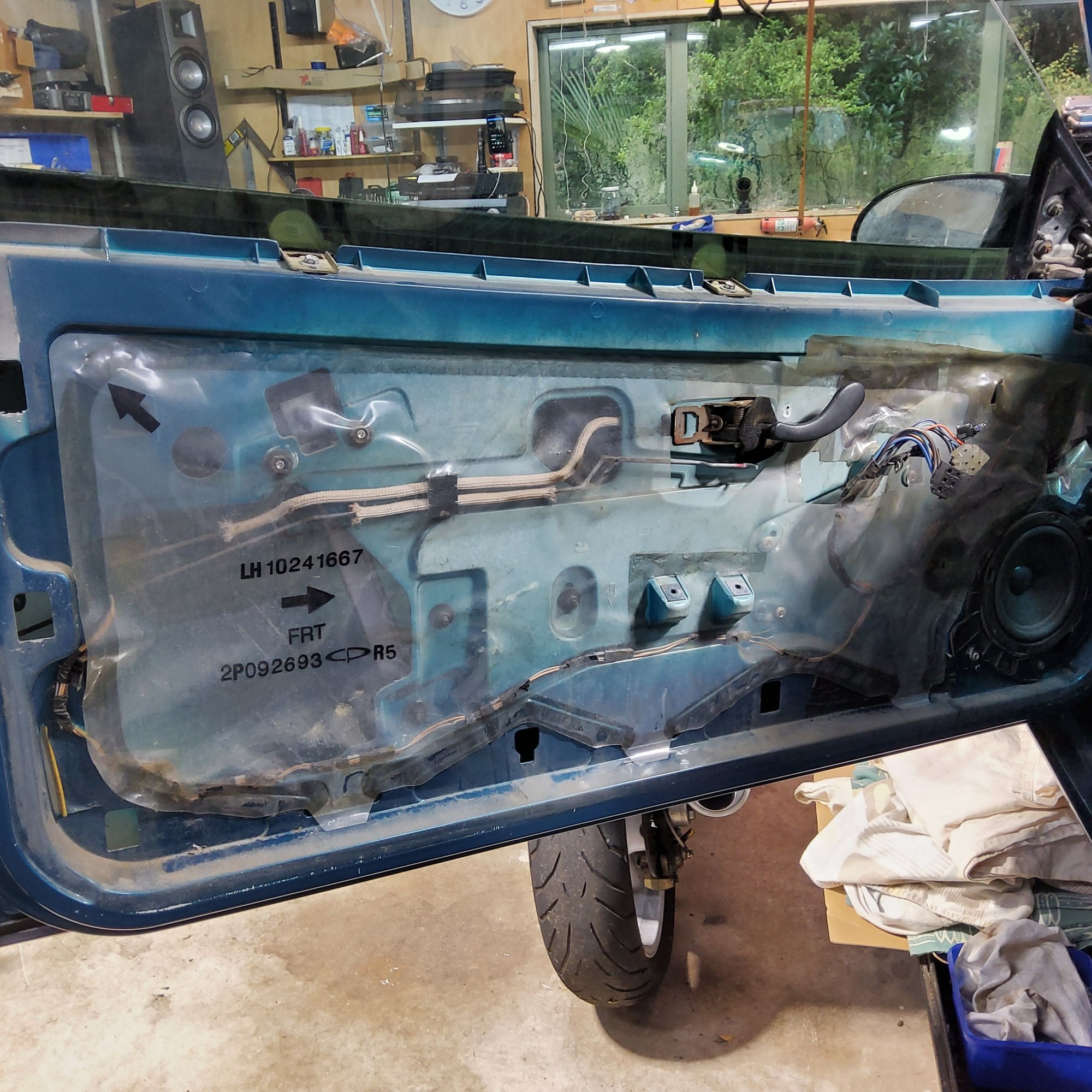 On to the front doors, remove the screws and lift the door cards, came off easy. 