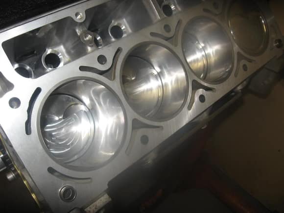 383 short block. Scat 4.00 crankshaft 6.125 Scat I beam rods. JE 10cc dished pistons. 243-251@.050 112 LSA .625 lift cam