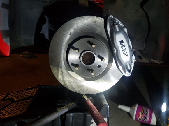 I had the calipers on the wrong sides. I swapped them after i figured it out.