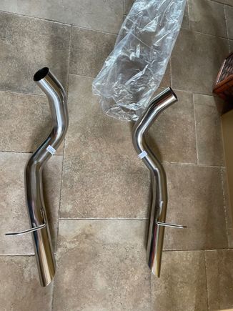 This picture shows the actual tailpipes but there are two more intermediate pipes that go over the rear axle.