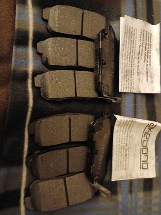 The 2 sets of rear pads. 3 without a back clip and 1 with a back clip. Same on both sets.