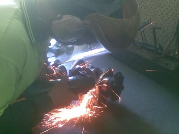 265 porting photos 023
me shaving weight off crank with angle grinder