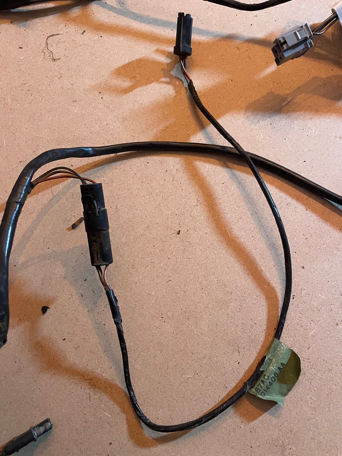 Short piece of look showing 3-pin connector connecting to main loom via another connector.