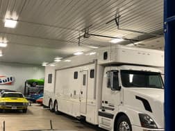 2009 Showhauler Motorhome Toterhome - Excellent Condition!
