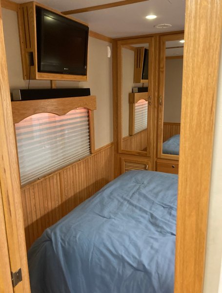 2008 United 35' Freightliner Columbia for Sale $205,000
