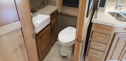 2018 Tiffin Phaeton 40' 4 Slides Bath & Half 450HP Cummi